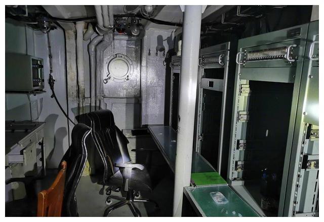 国产166驱逐舰内部过道狭窄结构复杂改进前参观有安全障碍