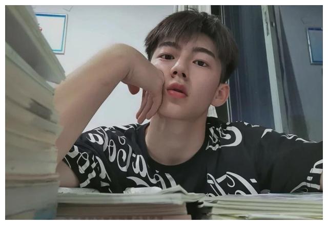 看着他搞怪卖萌的模样很是可爱,你喜欢这种阳光帅气的高中生吗?