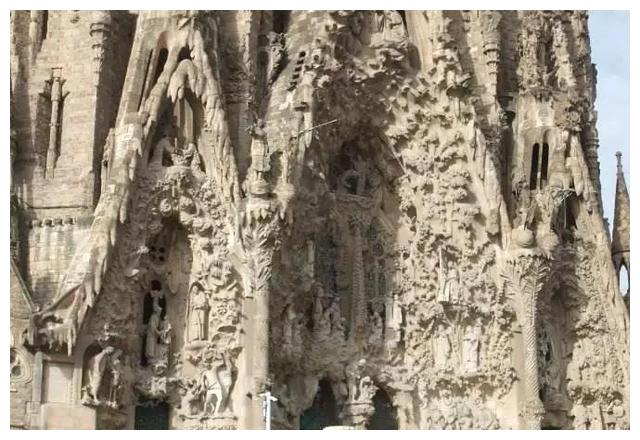 盖了136年终于要完工！结果被曝是“违章建筑”，罚款近3亿元休闲区蓝鸢梦想 - Www.slyday.coM