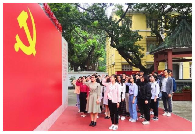 导员和女儿的聊天记录,家长看后愤怒了,大学辅导员都是这样的吗休闲区蓝鸢梦想 - Www.slyday.coM 导员和女儿的聊天记录,家长看后愤怒了,大学辅导员都是这样的吗休闲区蓝鸢梦想 - Www.slyday.coM