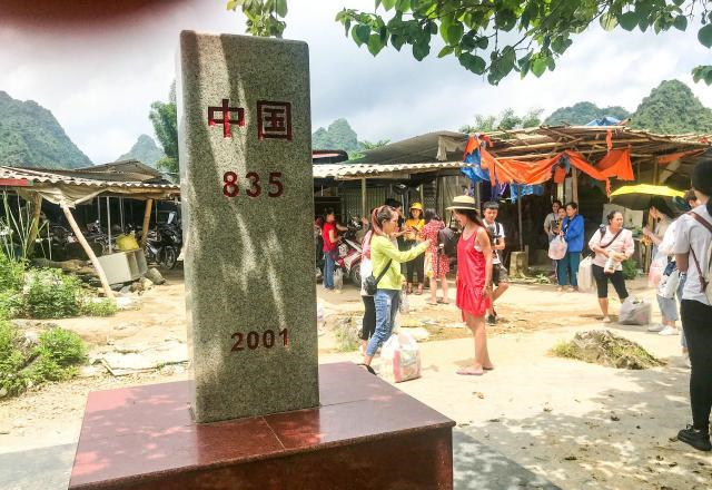 实访中越边境53号界碑,对游客关闭,但越南商贩还在痴痴守候