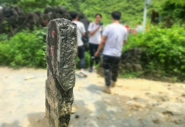 实访中越边境53号界碑,对游客关闭,但越南商贩还在痴痴守候