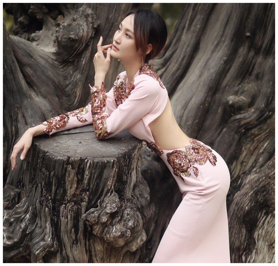 这位娇妻就是国乒教练王皓的妻子闫博雅,闫博雅是舞蹈演员出身的,出众