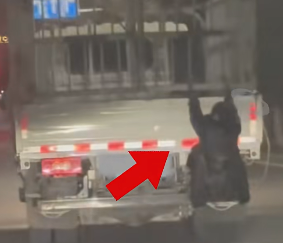 女子怀疑丈夫出轨，挂在他驾驶的货车车尾试图跟踪，被记3分罚200