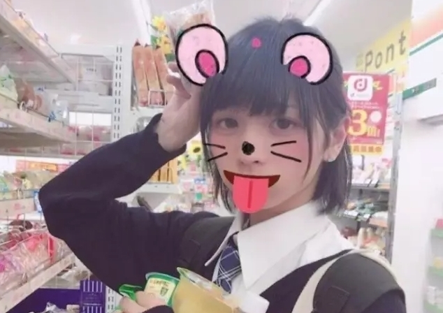 她的名字叫做ginsyamu,可爱的五官加上大眼睛让人感