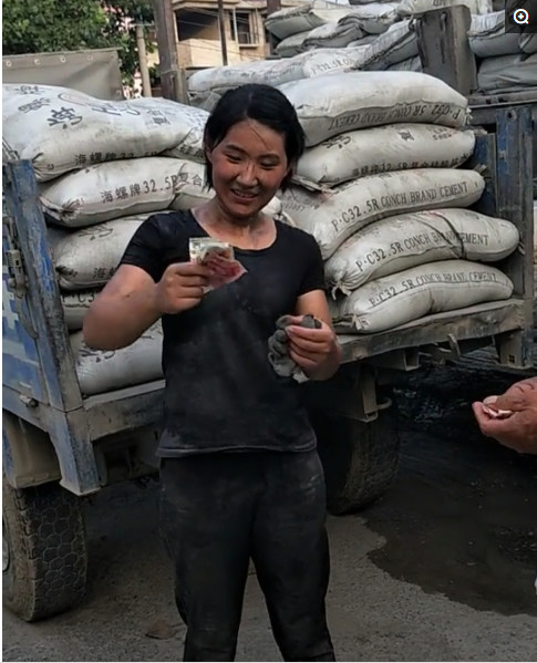90女孩为让父母过上幸福生活,在城里搬水泥,累一天可以挣200多