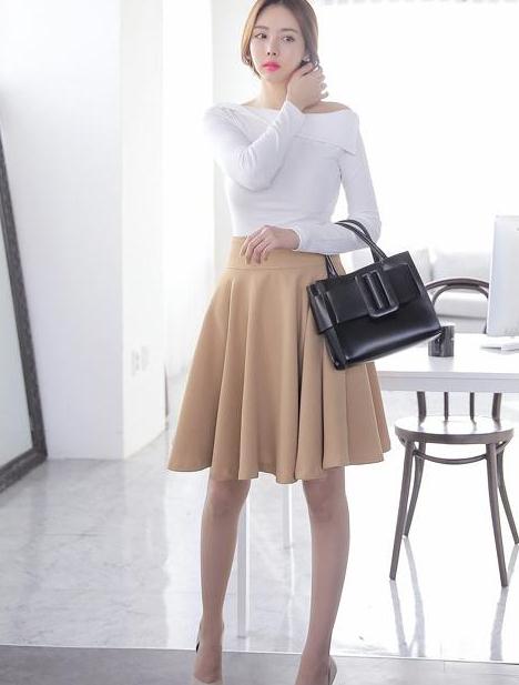 妹子"端庄"的站姿,身材比例堪称完美,怪不得男生要为她喝彩!