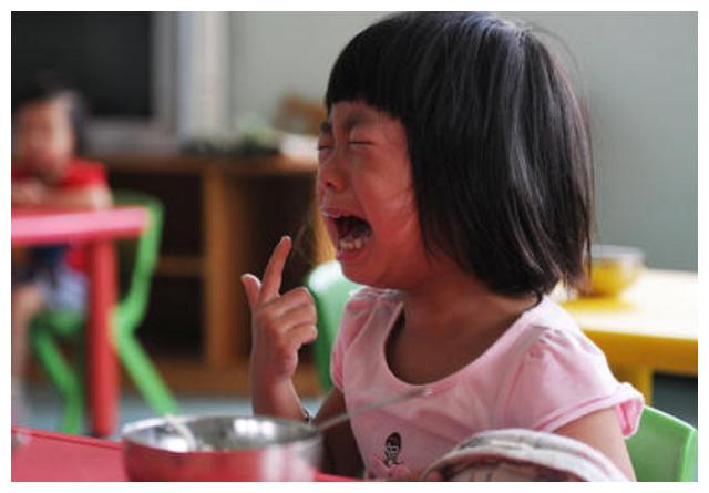 女儿8点幼儿园上课,11点却在马路中间哭,宝妈气急找幼儿园理论