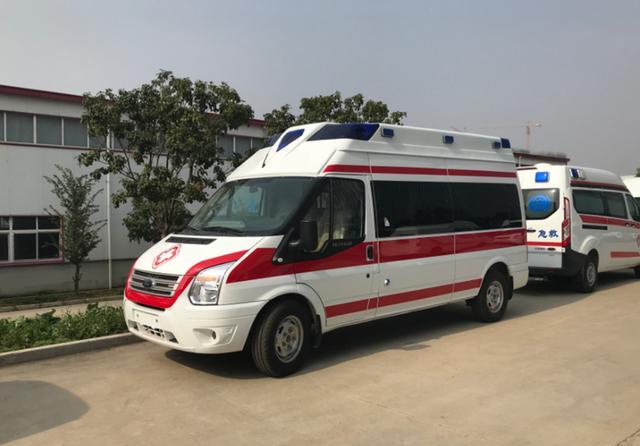 救护车鸣笛74秒前方路虎一动不动车主我怕被扣分罚钱