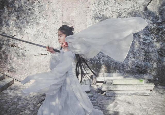 刘亦菲小龙女白衣舞剑旧照
