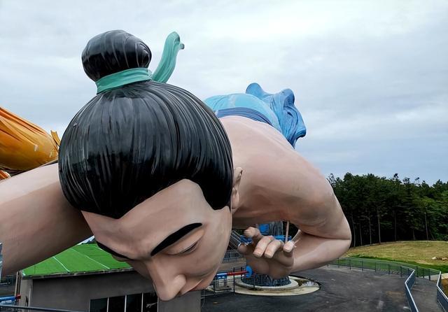 重庆又一奇葩建筑贴近的时候像在接吻网友辣眼睛