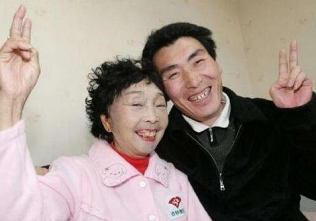 梦见舅妈死了穿白衣送行