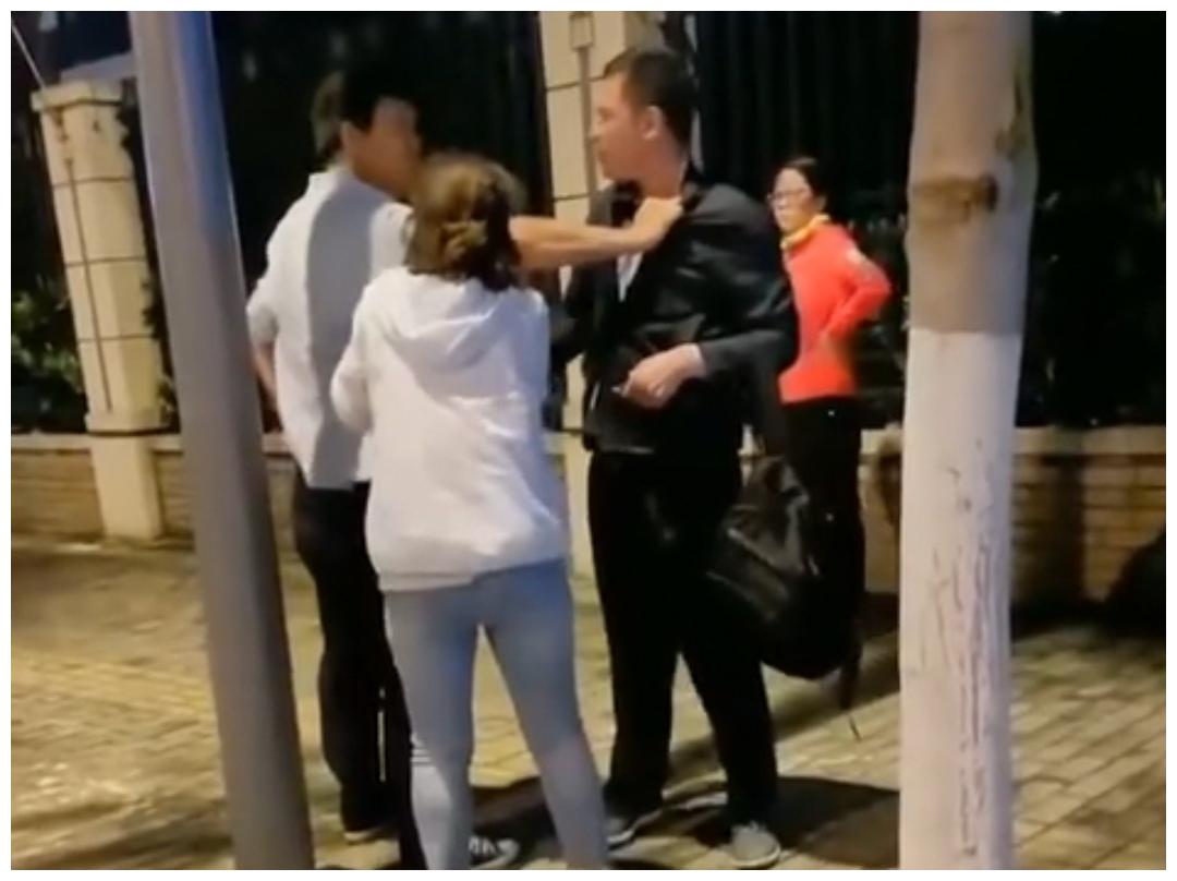 520当晚女子和情人约会被丈夫抓现行，女子哭喊：孩子怎么办啊？休闲区蓝鸢梦想 - Www.slyday.coM