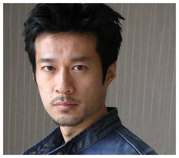 47岁"帅大叔"谭凯,从年薪百万设计师转行做演员,至今不温不火