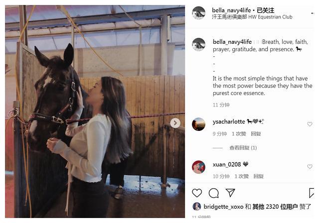 走出阴霾,高以翔女友开心骑马,秀s型好身材