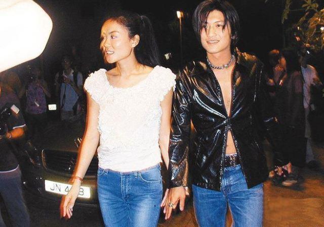 打脸造谣者继合体打疫苗后谢霆锋王菲再现世纪牵手