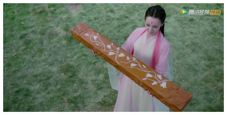 凤九为兵藏礼做的剑匣子,谁注意上面的图案了?道具组也太用心了