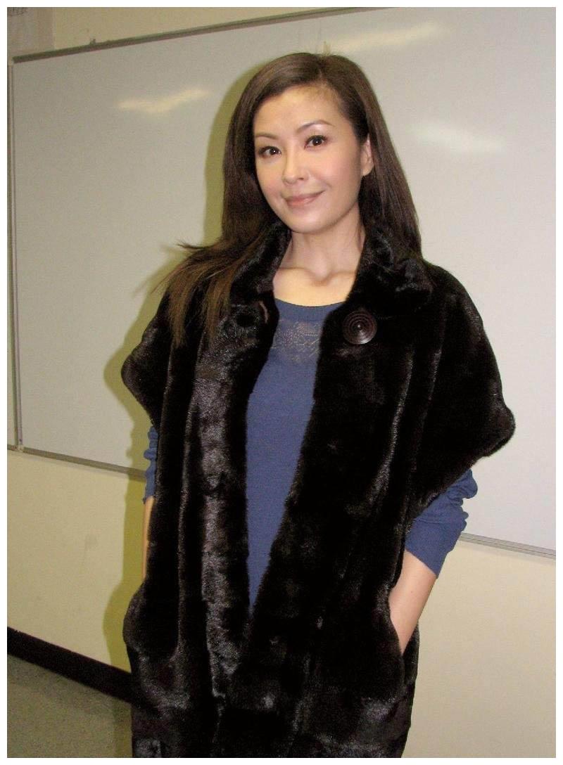 因为练海棠是从事广告生意的,平日里会接触很多年轻漂亮的小女孩.