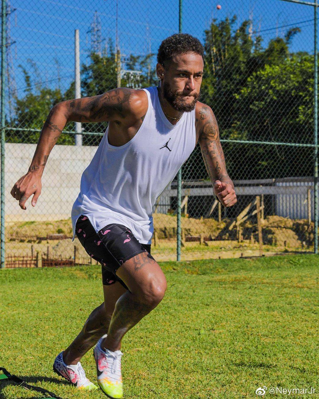 巴黎圣日耳曼队球星内马尔晒出自己最近在家中努力训练的照片_高清