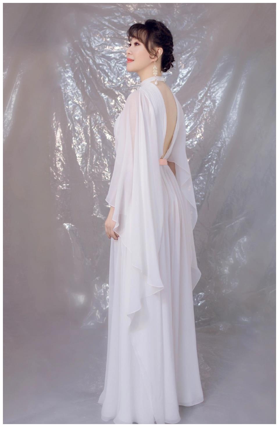 44岁歌唱家祖海罕见晒自拍,转美图滤镜不输年轻人,身姿苗条动人