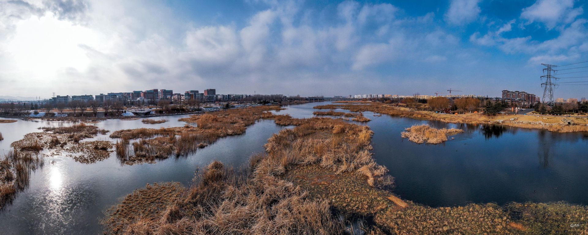 航拍青岛白沙河冬日风光美如画