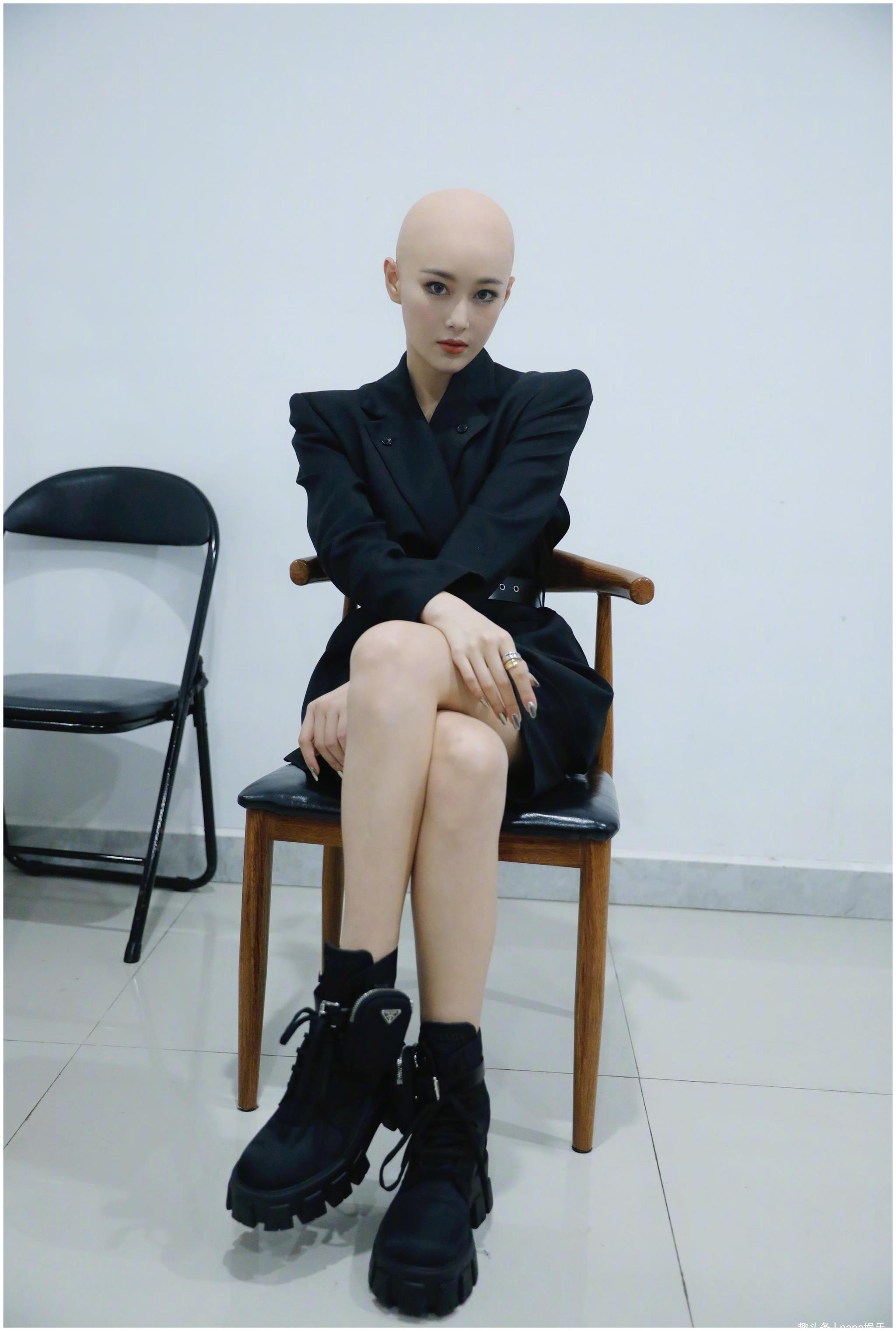 张馨予挑战光头造型,颜值依然能打,引网友热议