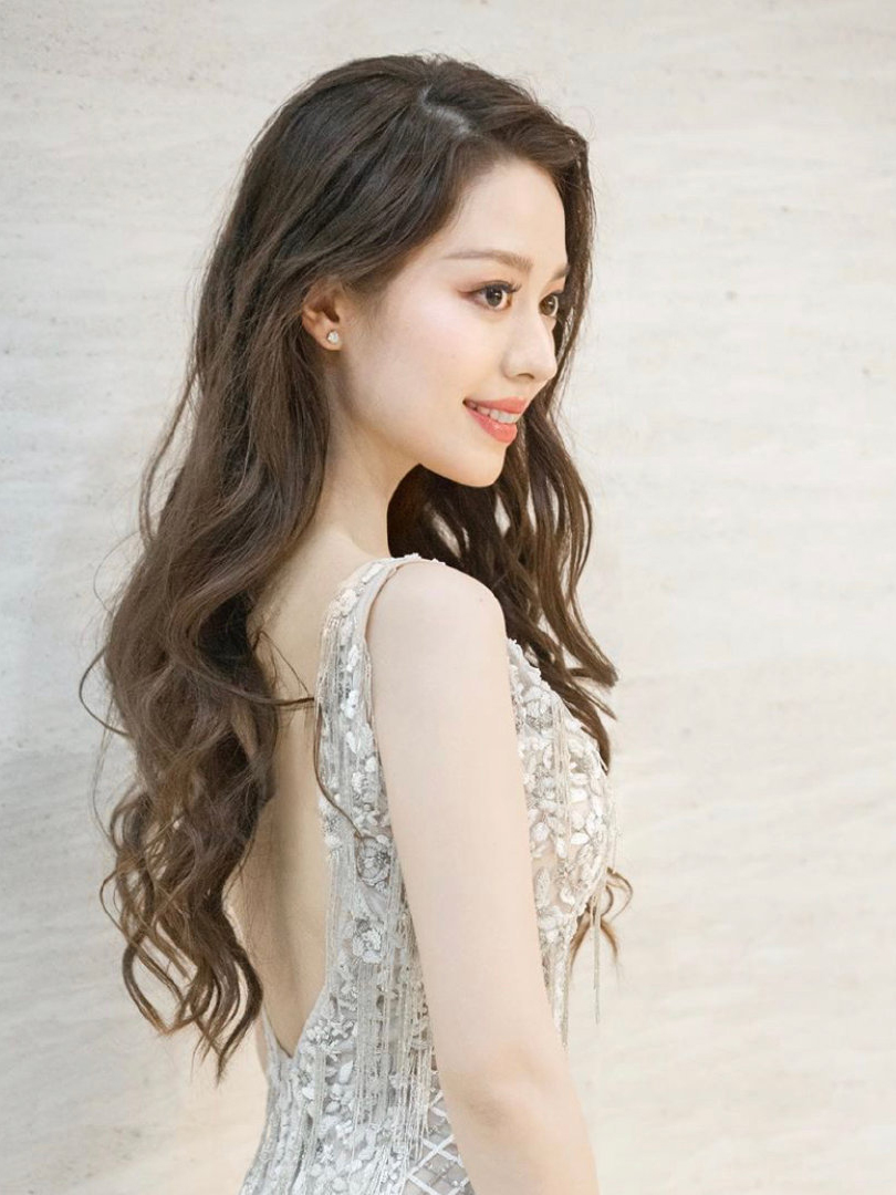 吉娜走红毯穿薄纱连衣裙网友郎朗好福气