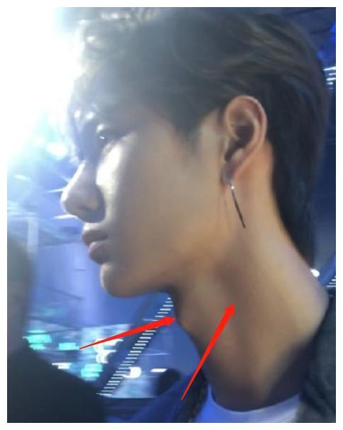 不知道是哪位粉丝这么幸运呢,这张照片重点关注到了王一博脖子的线条