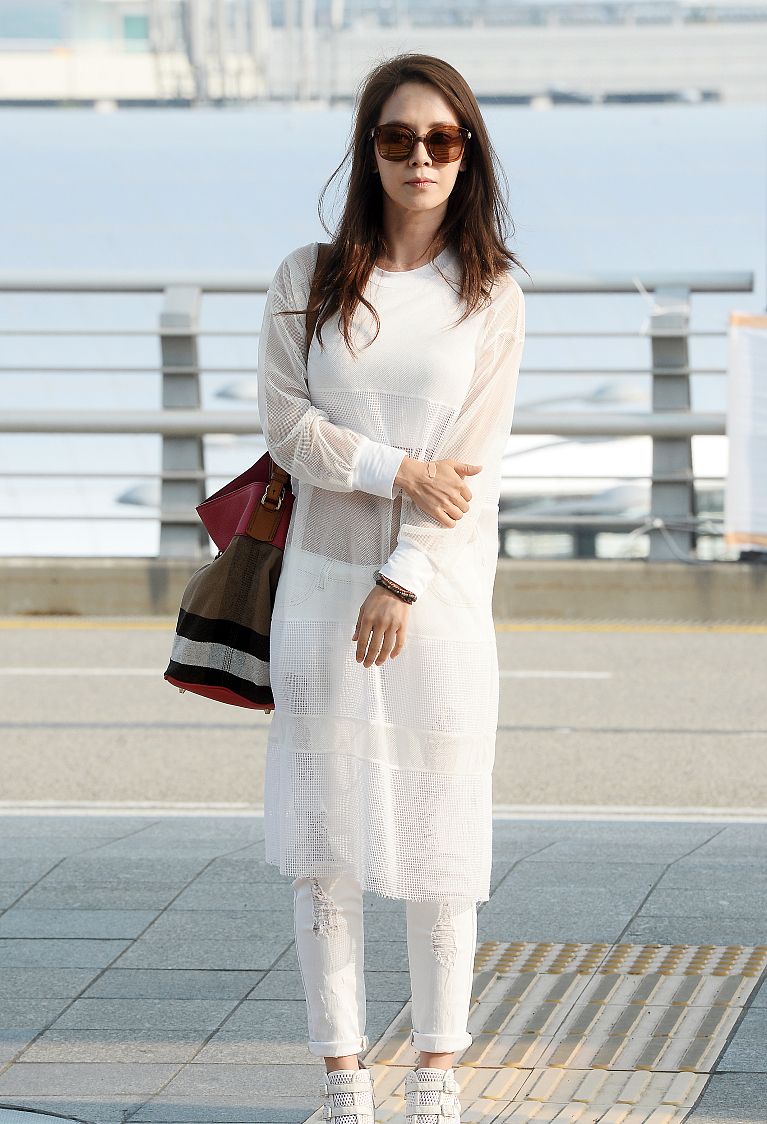 韩国女星宋智孝一身白色的简约打扮风韵迷人,坡跟休闲鞋风格独特