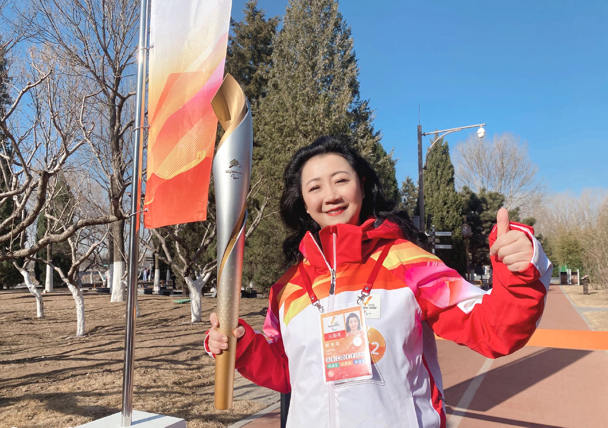 源流之火 薪火相传│少数民族代表娜木拉参加冬残奥会火炬传递休闲区蓝鸢梦想 - Www.slyday.coM 源流之火 薪火相传│少数民族代表娜木拉参加冬残奥会火炬传递休闲区蓝鸢梦想 - Www.slyday.coM