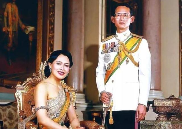 50岁诗丽吉花容月貌爱上保镖后沉迷整容后遗症明显判若两人