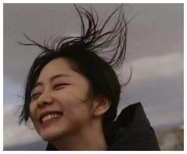谭松韵五一晒风中头发凌乱游客照 谭松韵五一去哪里玩了？