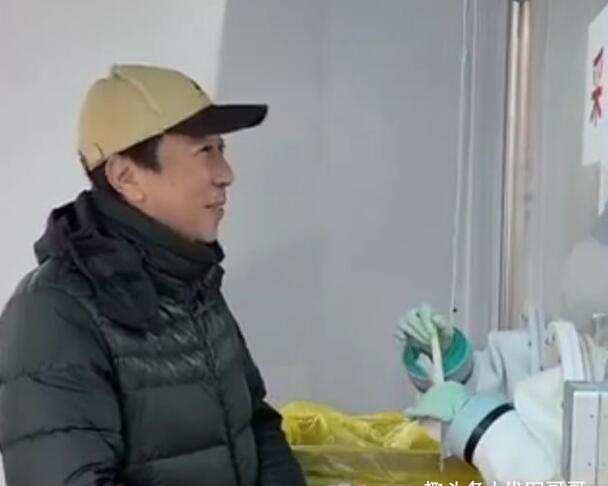 明星做核酸检测被拍,刘晓庆淡定,赵露思搞怪,江疏影花容失色