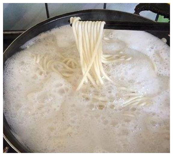 煮面条万万不可开水后才下锅,面馆大厨:牢记这2点,面条更爽滑__财经