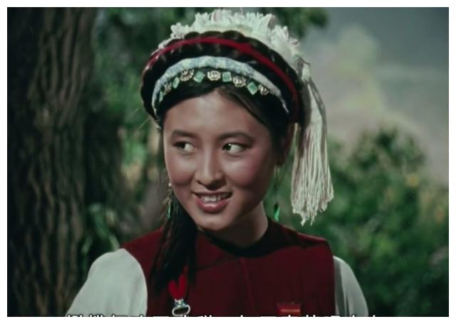 大家都说杨丽坤在《阿诗玛》中,穿上撒尼族服装的扮相更加令人感到