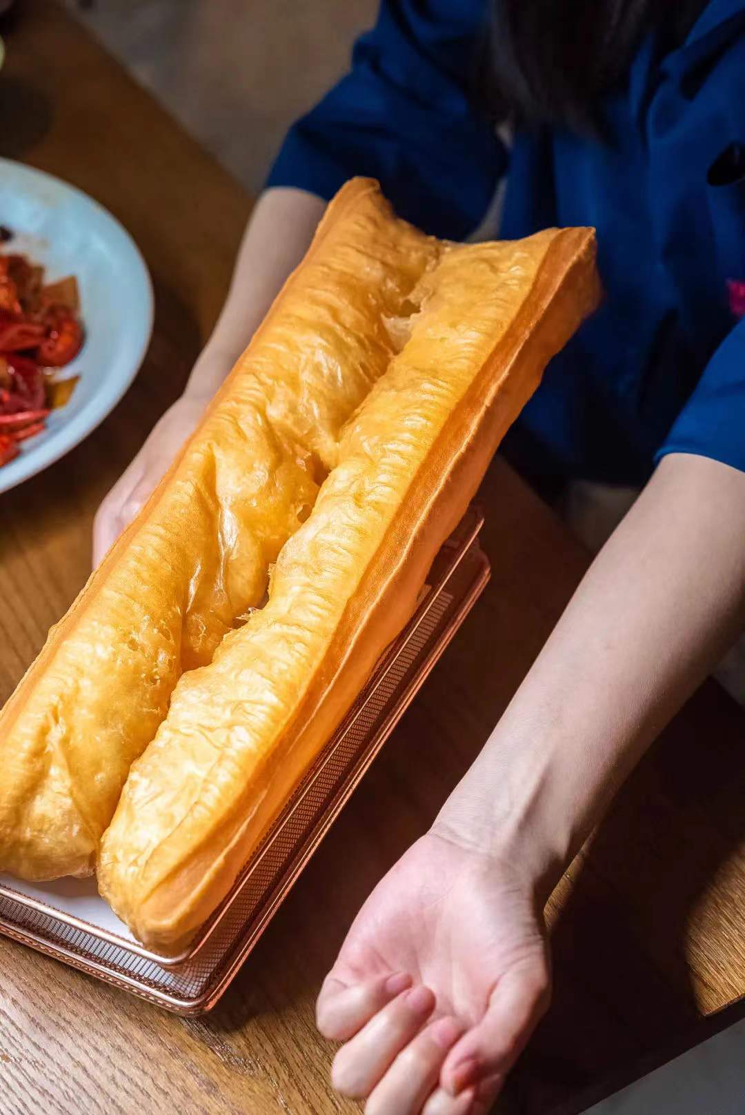 传位堂独家秘制非标尺寸油条,直径大于手臂,兼具酥脆,蓬松,香嫩与嚼劲