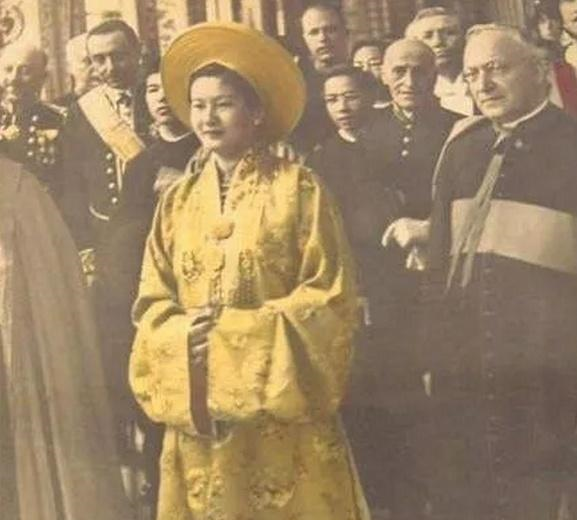 直击越南末代皇后的真容,略施粉黛就足以倾国倾城