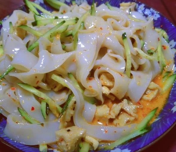 夏天适合吃凉皮教你手工自制方法做出来劲道完整爽口又入味