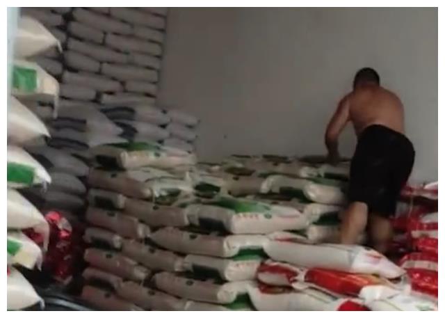 安徽一男子为方便搬运大米,用米袋造了一座“桥”,网友吵翻了!