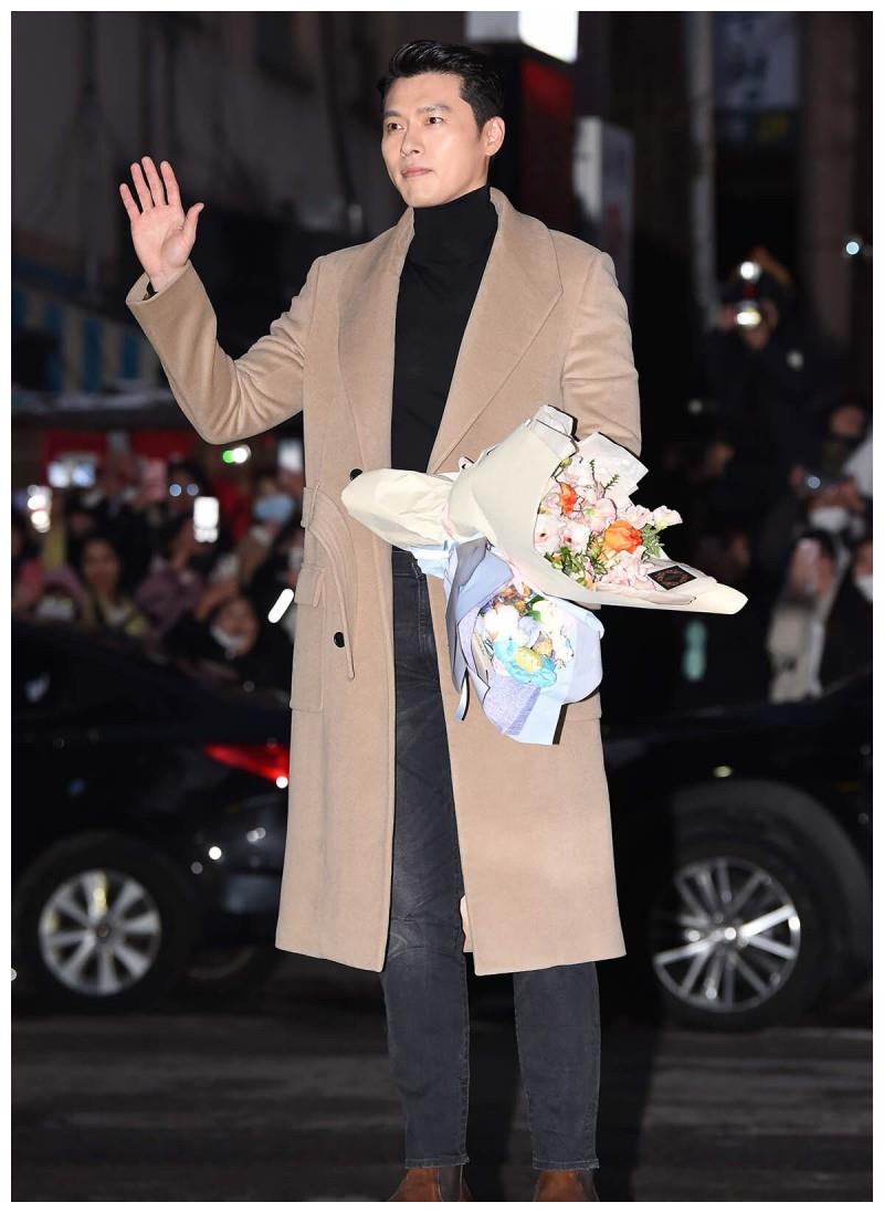 大衣情侣装现身,默契十足,孙艺真向现场粉丝手比爱心,玄彬则亲切挥手