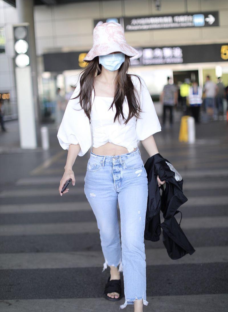 angelababy身材太好了,简单牛仔裤,秀出辣妈的身形_高清图集_新浪网