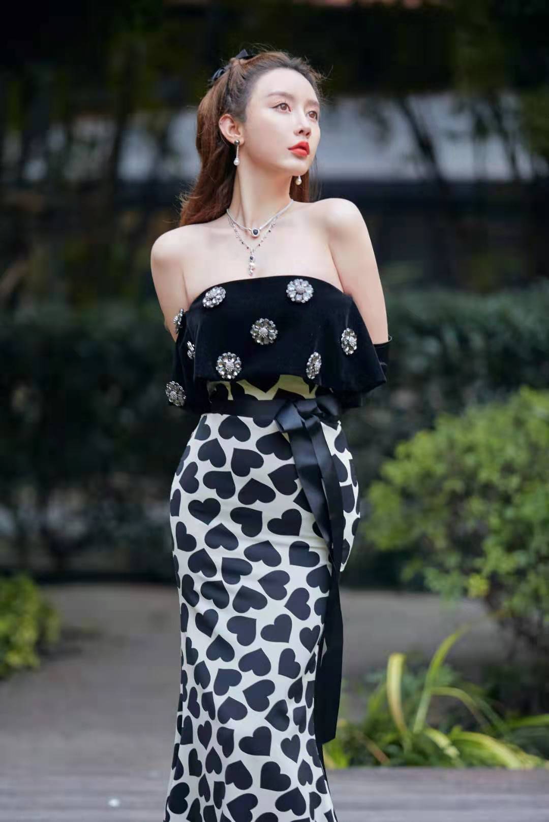 周麟嘉写真大片曝光 黑白爱心鱼尾裙彰显性感魅力|鱼尾