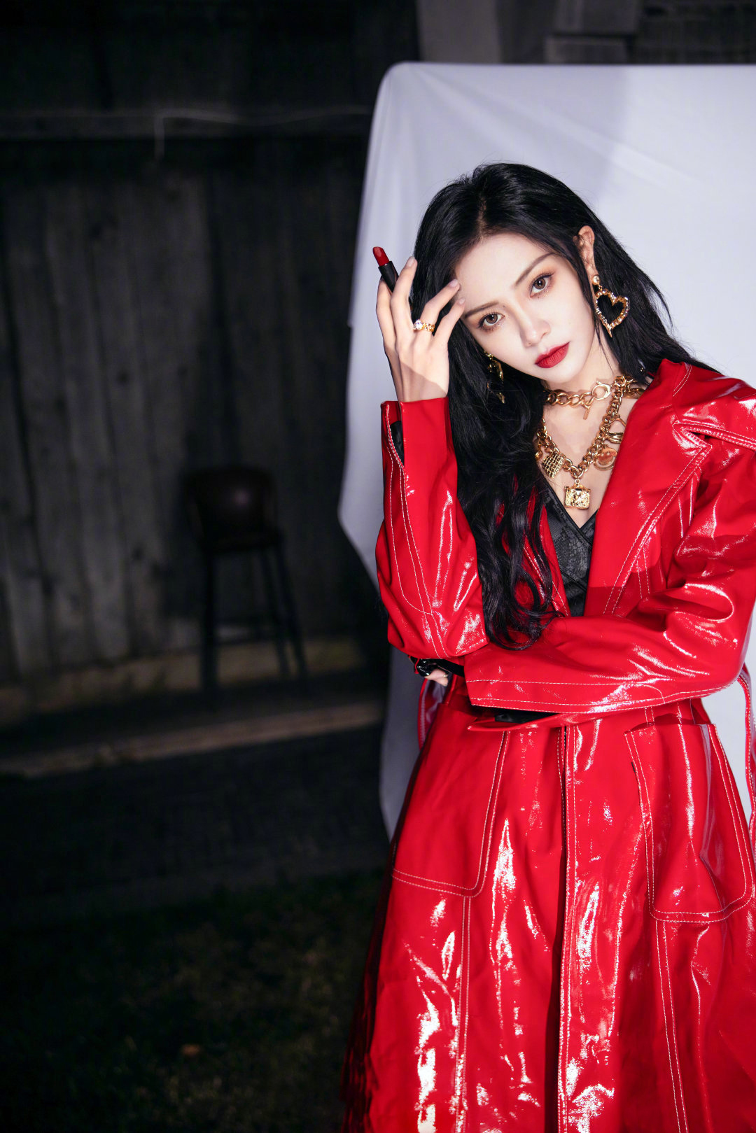 谢可寅最新舞台造型来袭,身穿红色长款皮衣内搭黑色露腰吊带__财经