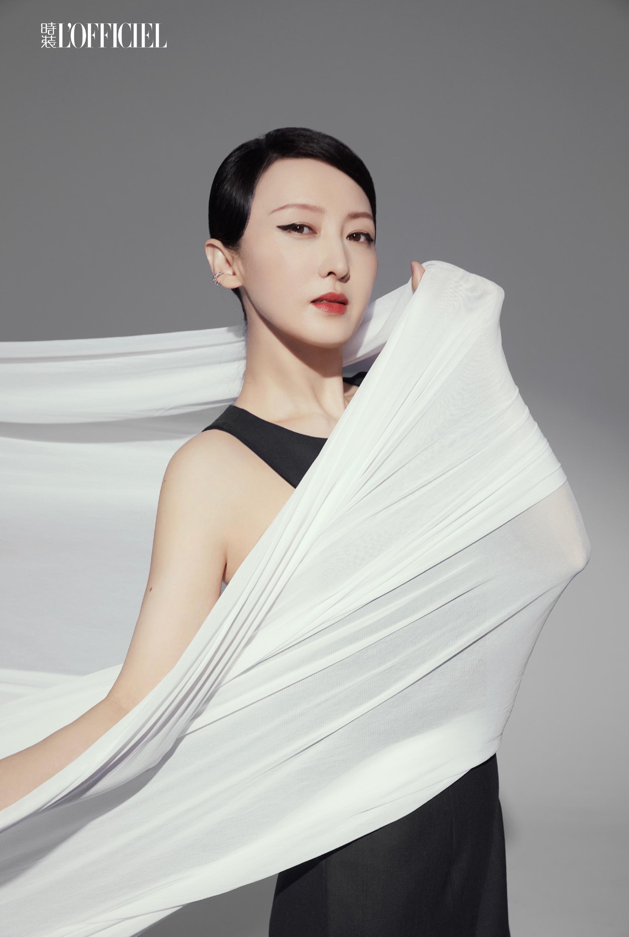 何雨晴新年《时装》大片曝光 优雅从容尽显女性力量|时装|何雨晴|女性