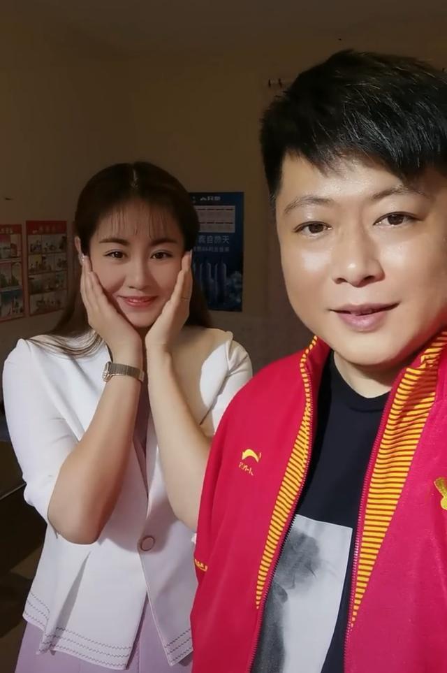 乡爱谢永强与王小蒙同框,猛夸对方真美笑得一脸宠,网友:真般配