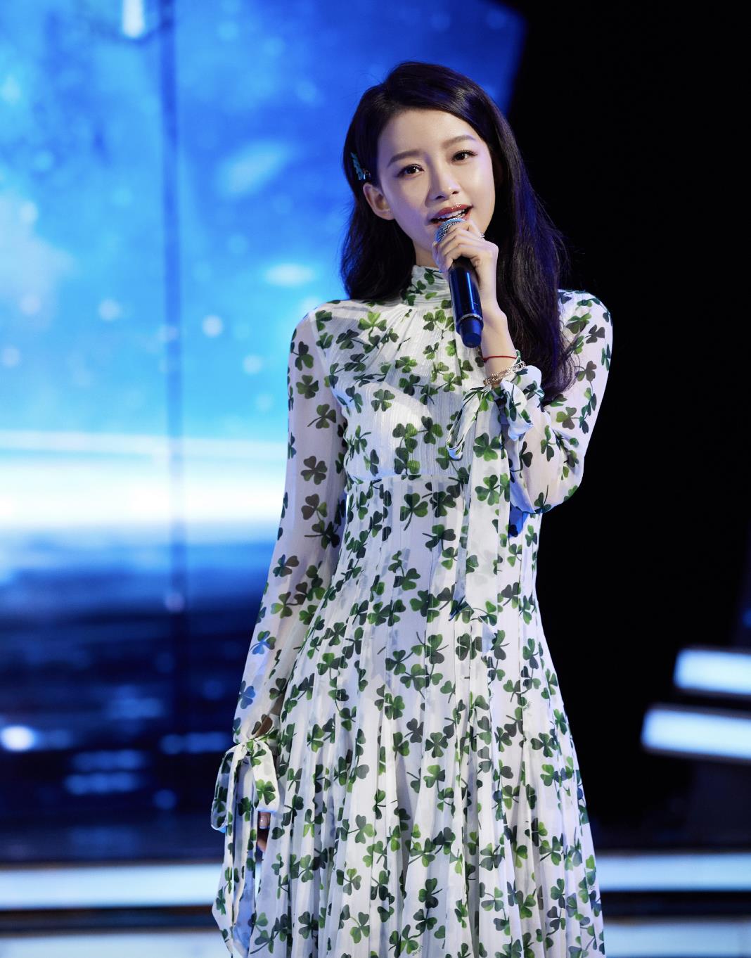 孙怡这身材开挂了?清新碎花裙温柔少女气质,完全看不出生过娃|素颜|肌肤|皮肤|凹凸感_新浪娱乐_新浪新闻