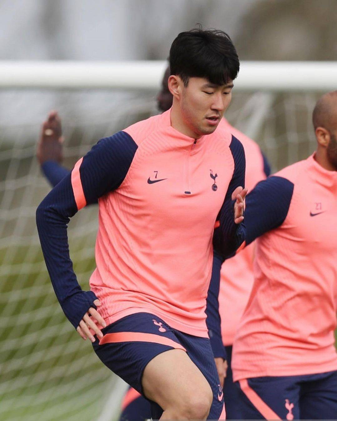 热刺球员孙兴慜回归训练场开始跟随球队进行训练