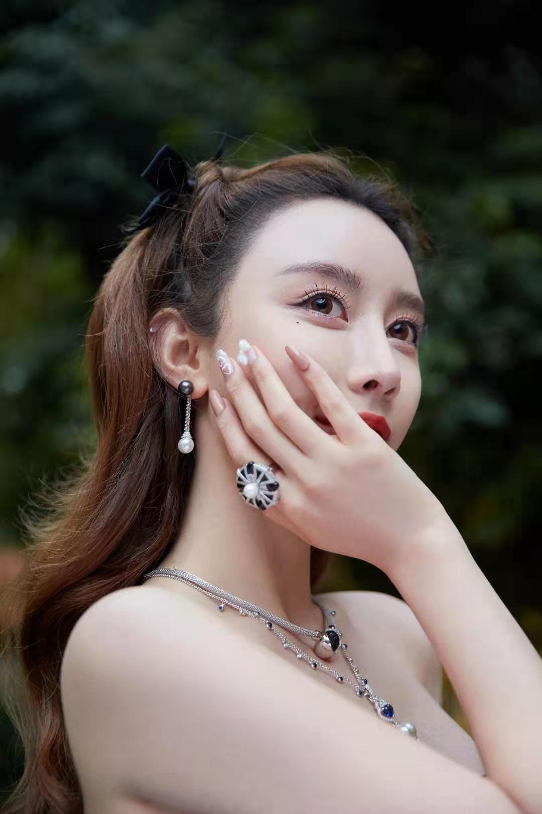 周麟嘉写真大片曝光 黑白爱心鱼尾裙彰显性感魅力|鱼尾