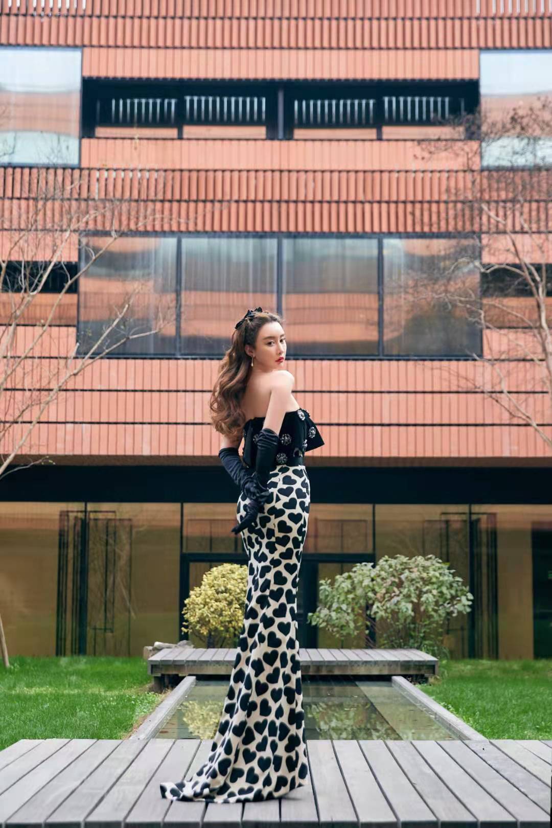 周麟嘉写真大片曝光 黑白爱心鱼尾裙彰显性感魅力