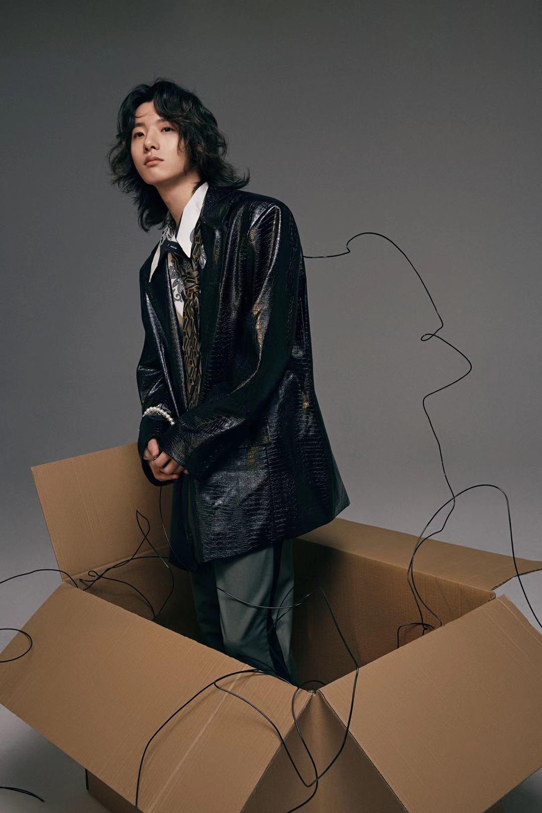 纸箱大片!阿煜怪诞时尚双生设定酷感满分